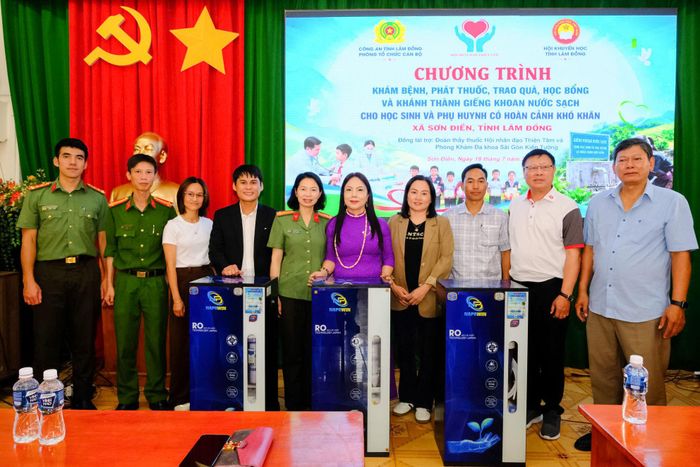 Đoàn công tác trao máy lọc nước cho các trường học trên địa bàn xã Sơn Điền