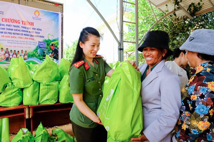 Đoàn công tác đã trao tặng 200 phần quà cho các hộ nghèo, hộ đồng bào dân tộc thiểu số
