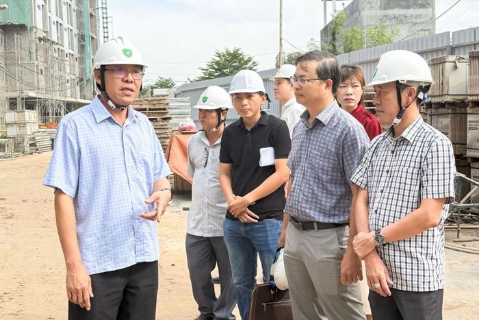Phó Chủ tịch UBND tỉnh Nguyễn Minh nghe các sở, ngành và địa phương báo cáo tiến độ dự án