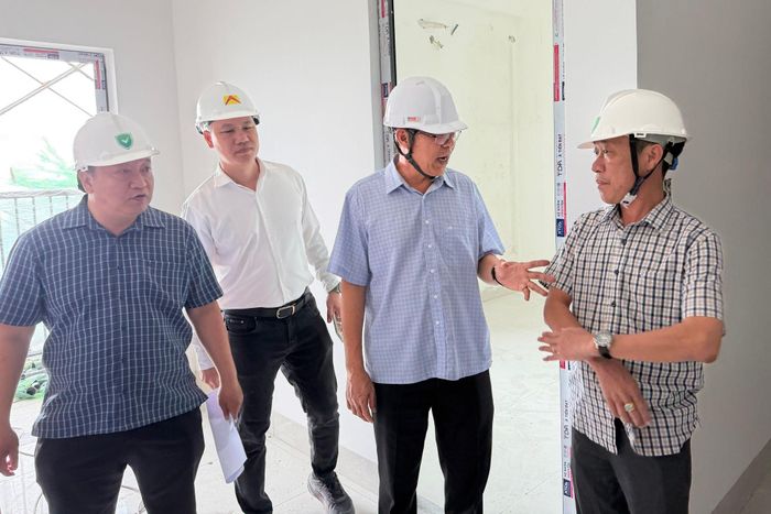Đồng chí Nguyễn Minh khảo sát căn hộ mẫu tại dự án Chung cư Cà Ty