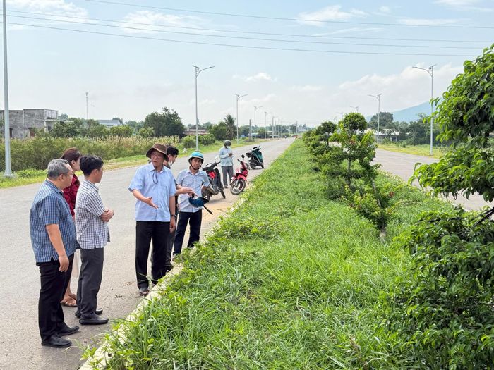 Phó Chủ tịch UBND tỉnh Nguyễn Minh đề nghị chủ đầu tư phối hợp với UBND xã Hàm Thuận tiếp tục tuyên truyền, vận động 4 hộ còn lại đồng thuận bàn giao mặt bằng.