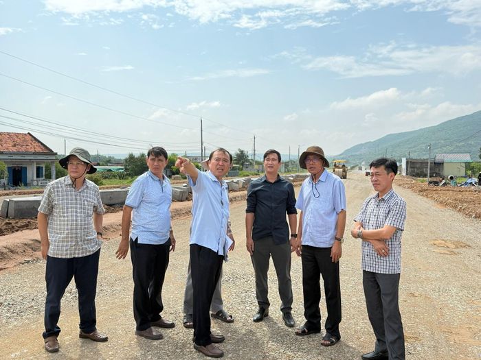 Đồng chí Nguyễn Minh nghe nhà đầu tư báo cáo tiến độ dự án.