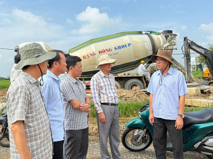 Phó Chủ tịch UBND tỉnh yêu cầu các nhà thầu thi công tập trung nhân lực, vật lực để dự án hoàn thành vào cuối năm 2026.