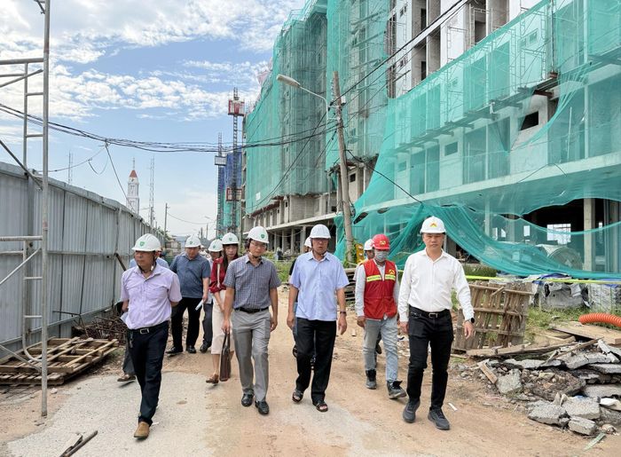 Đoàn công tác do Phó Chủ tịch UBND tỉnh Nguyễn Minh (áo xanh ở giữa) làm Trưởng đoàn đã kiểm tra thực địa dự án Chung cư Cà Ty.