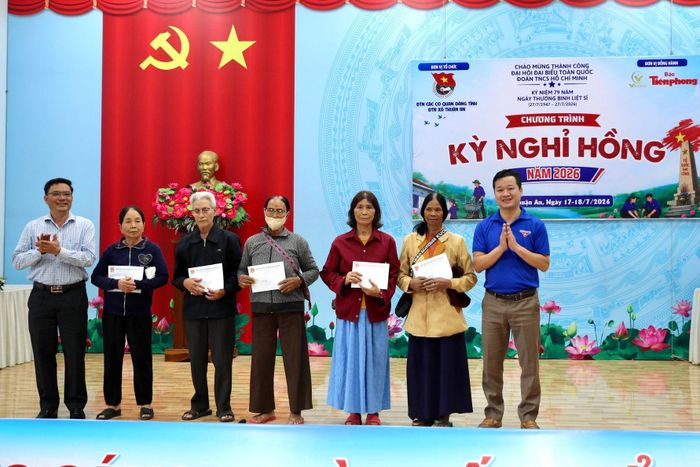 Anh Nguyễn Quảng Lâm, Bí thư Đoàn các cơ quan Đảng tỉnh Lâm Đồng trao tặng quà cho 16 gia đình chính sách trên địa bàn xã Thuận An