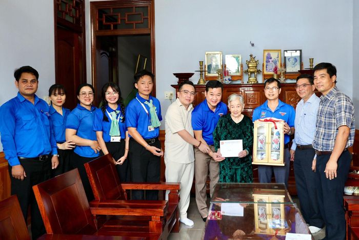 Đoàn đến thăm, tặng quà Mẹ Việt Nam Anh hùng Nguyễn Thị Xuân (xã Thuận An) nhân dịp 27/7