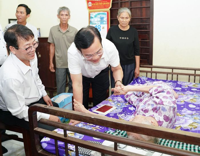 Chủ tịch UBND tỉnh Hồ Văn Mười và lãnh đạo phường Bình Thuận thăm Mẹ Việt Nam Anh hùng Trần Thị Chiếu