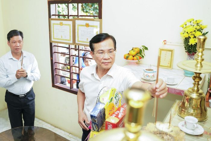Chủ tịch UBND tỉnh Hồ Văn Mười và Giám đốc Sở Nội vụ Đỗ Văn Chung thắp nhang tri ân các liệt sĩ tại nhà Mẹ Việt Nam Anh hùng Trần Thị Chiếu