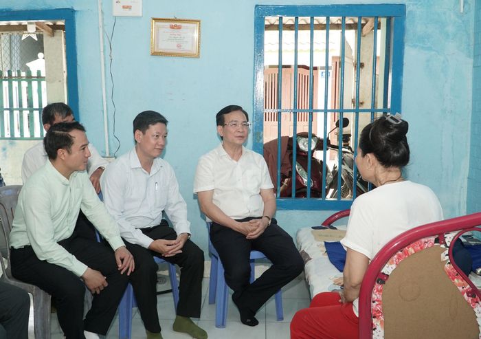 Chủ tịch UBND tỉnh Hồ Văn Mười hỏi thăm người thân về tình hình sức khỏe của Mẹ Việt Nam Anh hùng Nguyễn Thị Sử