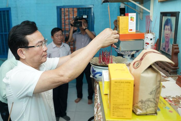 Chủ tịch UBND tỉnh Hồ Văn Mười thắp nhang tri ân các liệt sĩ tại nhà Mẹ Việt Nam Anh hùng Nguyễn Thị Sử