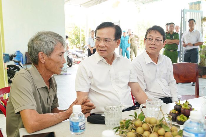 Chủ tịch UBND tỉnh Lâm Đồng hỏi thăm người thân về sức khỏe của Mẹ Việt Nam Anh hùng Trần Thị Chiếu
