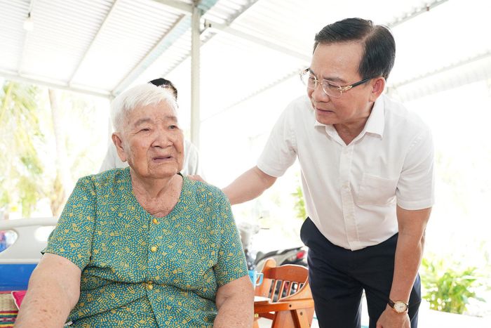 Chủ tịch UBND tỉnh Lâm Đồng thăm hỏi tình hình sức khỏe của thương binh Lê Thị Hòa