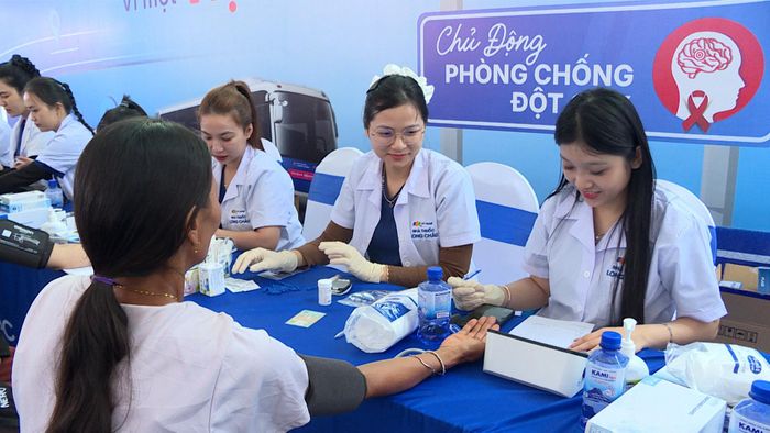 Nhân viên Y tế đo huyết áp cho người dân