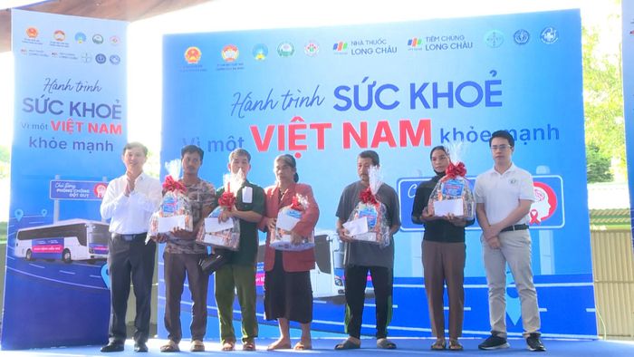 Đồng chí Châu Ngọc Lương, Tỉnh ủy viên, Phó trưởng Ban Thường trực Ban Tuyên giáo và Dân vận Tỉnh ủy Lâm Đồng trao quà cho gia đình chính sách, hộ nghèo