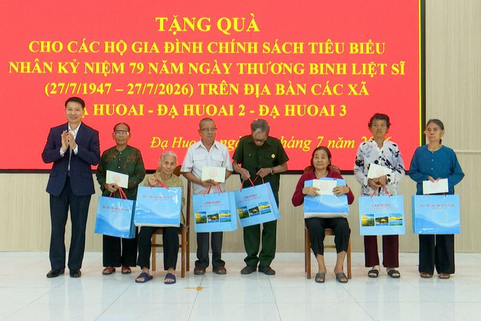Trưởng Ban Tuyên giáo và Dân vận Tỉnh ủy Bùi Huy Thành trao nhiều phần quà đến các gia đình người có công và thân nhân liệt sĩ