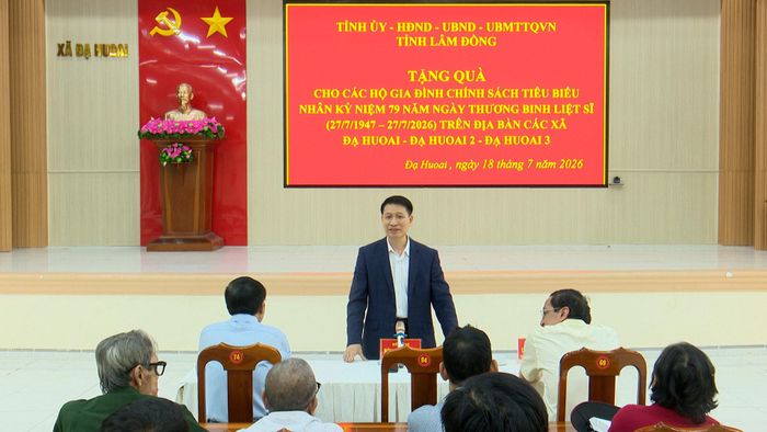 Trưởng Ban Tuyên giáo và Dân vận Tỉnh ủy Bùi Huy Thành thăm và trao quà tri ân người có công tại Đạ Huoai