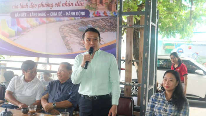 Chủ tịch UBND phường Phú Thủy Nguyễn Văn Nghị thông tin với người dân phát triển kinh tế - xã hội trên địa bàn