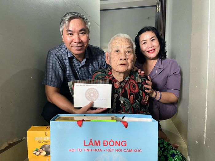 Đoàn thăm, tặng quà Mẹ VNAH Văn Thị Em