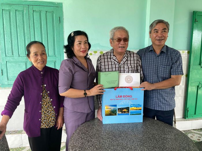 Đoàn thăm, tặng quà ông Nguyễn Thanh Sang, thương binh 87%