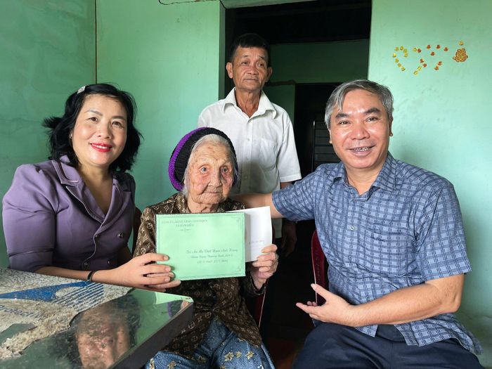 Chủ nhiệm Ủy ban kiểm tra Tỉnh ủy Nguyễn Văn Quang và Bí thư Đảng ủy xã Hàm Liêm Nguyễn Thị Toàn Thắng thăm, tặng quà Mẹ VNAH Đoàn Thị Sâm