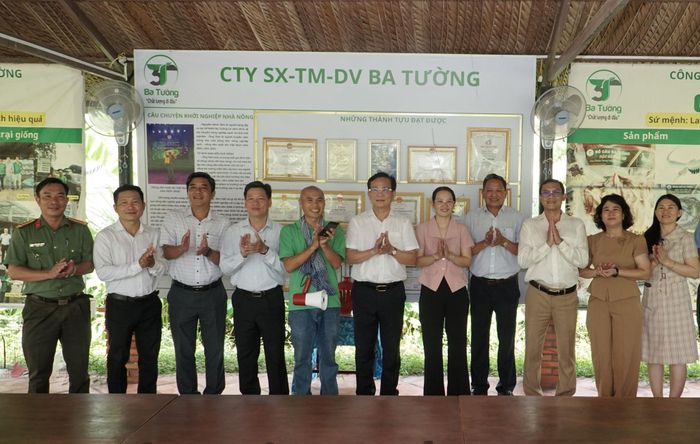 Chủ tịch UBND tỉnh Lâm Đồng Hồ Văn Mười cùng lãnh đạo các sở, ngành và phường Mũi Né chụp hình lưu niệm khi khảo sát mô hình
