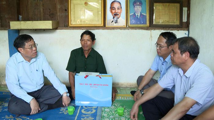 Phó Chủ tịch UBND tỉnh Lâm Đồng Võ Ngọc Hiệp cùng Đoàn công tác thăm, động viên bệnh binh K' Long (thân nhân liệt sĩ), xã Sơn Điền
