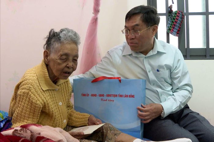 Phó Chủ tịch UBND tỉnh Lâm Đồng Võ Ngọc Hiệp thăm hỏi, động viên bà Kim Thị En, 95 tuổi là mẹ liệt sĩ Sơn Thị Mạch, xã Gia Hiệp