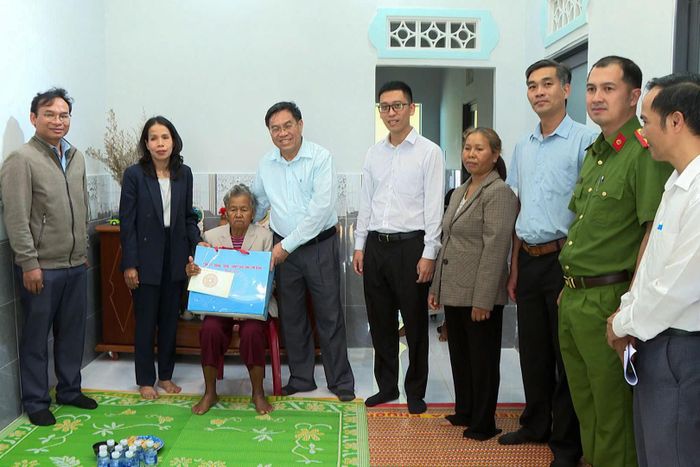 Phó Chủ tịch UBND tỉnh Lâm Đồng Võ Ngọc Hiệp cùng Đoàn công tác thăm, tặng quà, động viên gia đình bệnh binh Ka Jờr, xã Đinh Trang Thượng