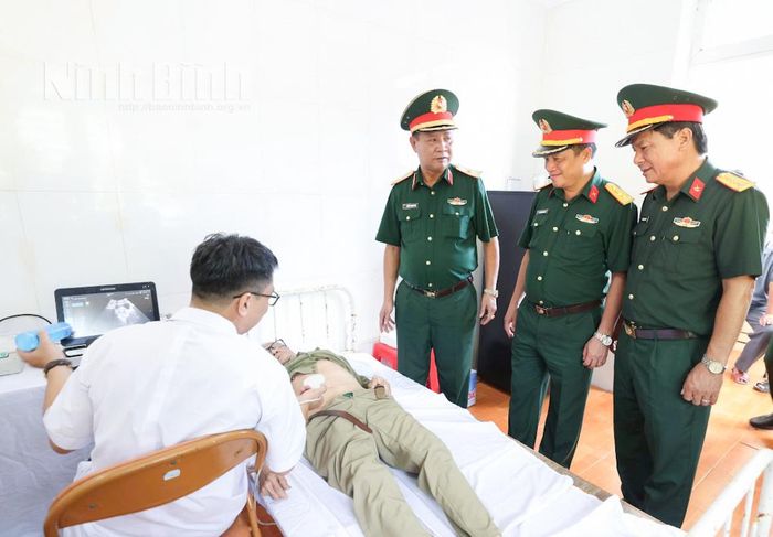Đồng chí Thiếu tướng Nguyễn Thanh Tình, Phó Chính ủy Quân đoàn 12, thăm hỏi, động viên người dân đến khám bệnh