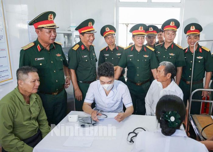 Đồng chí Thiếu tướng Nguyễn Thanh Tình, Phó Chính ủy Quân đoàn 12, thăm hỏi, động viên người dân đến khám bệnh