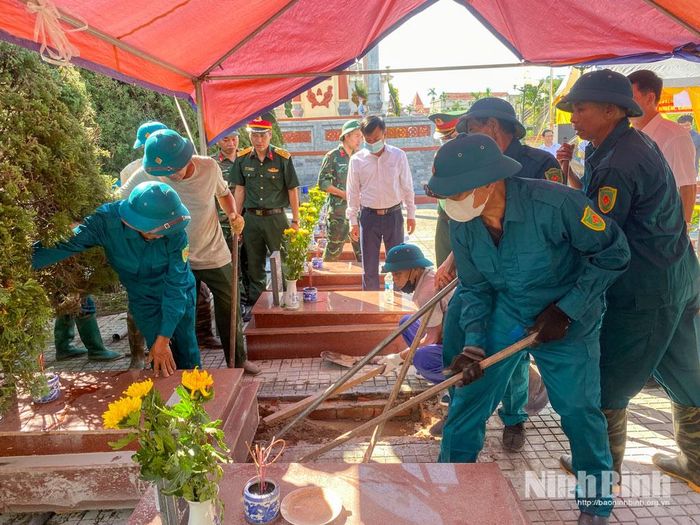 Các lực lượng chức năng khai quật các phần mộ chưa xác định được thông tin ở Nghĩa trang liệt sĩ Trực Cát để lấy mẫu.