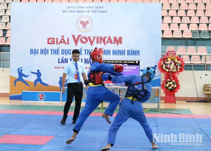 Một trận thi đấu đối kháng nam tại giải.