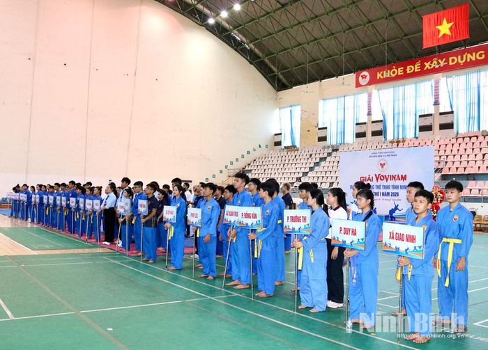 Các đoàn VĐV tham dự giải.
