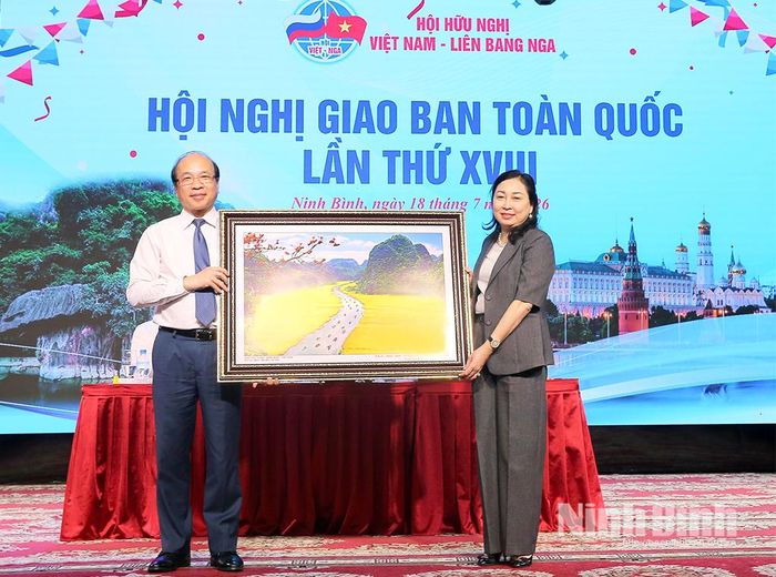 Thay mặt Tỉnh ủy, HĐND, UBND, Ủy ban MTTQ Việt Nam tỉnh, đồng chí Đinh Thị Lụa, Phó Bí thư Tỉnh ủy, Chủ tịch Ủy ban MTTQ Việt Nam tỉnh tặng quà lưu niệm cho Hội Hữu nghị Việt Nam - Liên bang Nga.