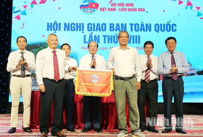Hội Hữu nghị Việt Nam - Liên bang Nga chuyển giao quyền đăng cai tổ chức hội nghị giao ban toàn quốc lần thứ XIX, năm 2027 cho Hội Hữu nghị Việt-Nga tỉnh Cao Bằng.