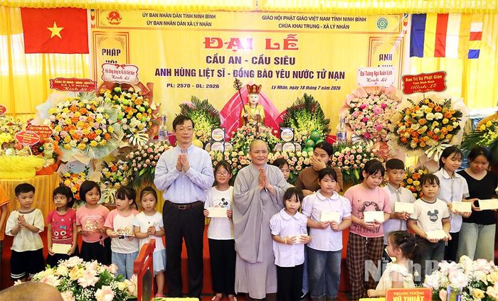 Đồng chí Nguyễn Minh Tiến, Ủy viên Ban Thường vụ Tỉnh ủy, Trưởng Ban Nội chính Tỉnh ủy và đại diện chùa Khai Trung trao quà cho học sinh là con em các gia đình chính sách, hộ có hoàn cảnh khó khăn trên địa bàn.
