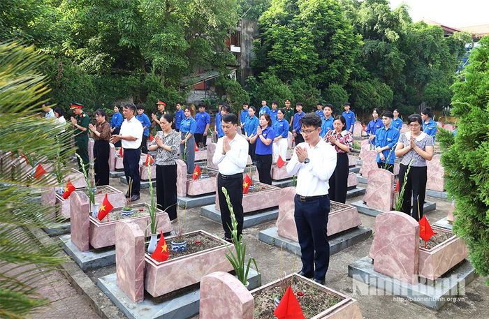Các đại biểu và đoàn viên thanh niên thắp hương, thắp nến tri ân tại Nghĩa trang liệt sĩ xã Lý Nhân.