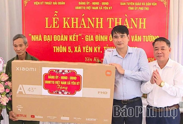 Lãnh đạo xã Yên Kỳ tặng quà cho gia đình ông Bùi Văn Tường trong ngày khánh thành ngôi nhà Đại đoàn kết.