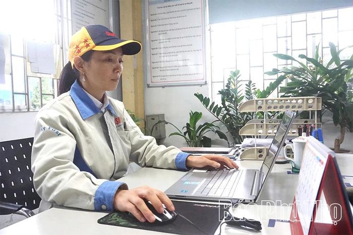 Chị Đặng Thị Lượng - “kho ý tưởng, cây sáng tạo” tại Công ty TNHH Công nghệ Cosmos 1, Khu Công nghiệp Thụy Vân, phường Nông Trang.