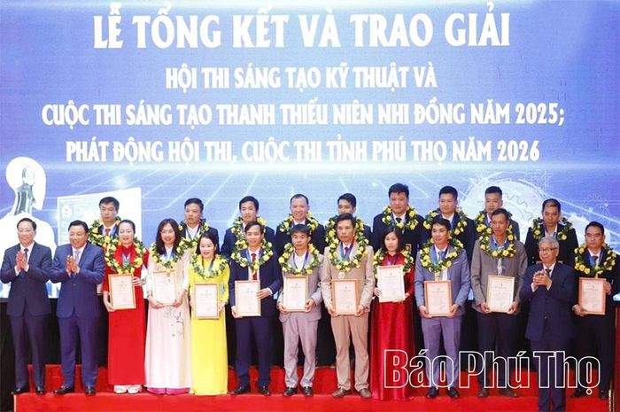 Ban Tổ chức Hội thi sáng tạo kỹ thuật tỉnh Phú Thọ và Cuộc thi sáng tạo Thanh thiếu niên nhi đồng năm 2025 trao giải cho các tác giả, nhóm tác giả.