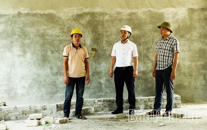 Ban Quản lý dự án xã Nguyệt Đức thường xuyên phối hợp với đơn vị thi công, kịp thời tháo gỡ vướng mắc, bảo đảm tiến độ giải ngân và thực hiện dự án Trường Tiểu học Trung Kiên.