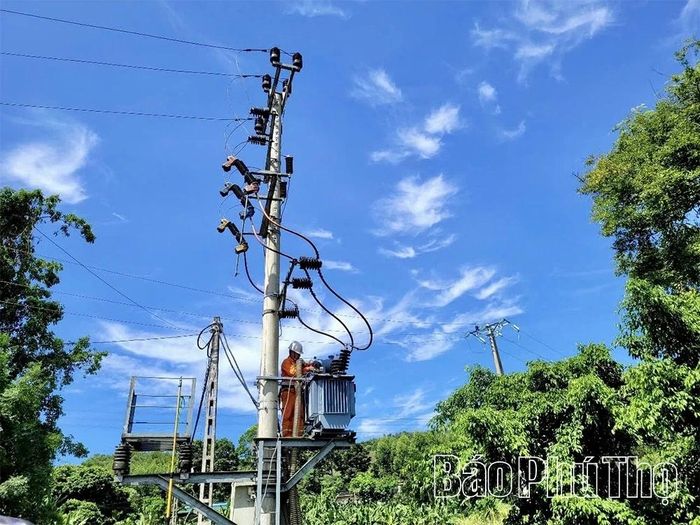 Mùa mưa bão đã đến, ngành Điện Phú Thọ tiếp tục triển khai nhiều giải pháp, bảo đảm dòng điện được duy trì an toàn, ổn định.