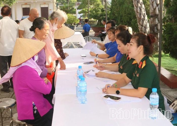 Người dân được các y, bác sĩ tư vấn chu đáo quá trình chăm sóc sức khỏe.