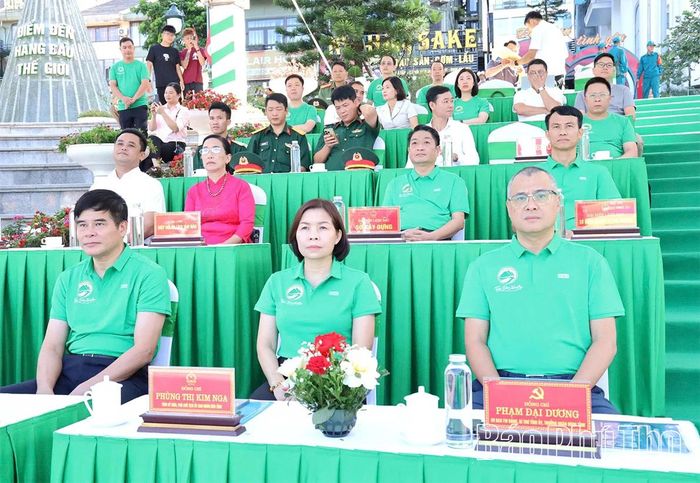 Đồng chí Bí thư Tỉnh ủy Phạm Đại Dương và các đại biểu dự Lễ phát động.
