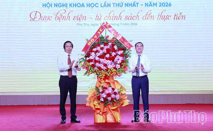 Thứ trưởng Bộ Y tế Trần Văn Thuấn tặng lẵng hoa chúc mừng hội thảo.