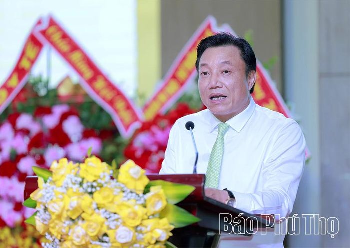 Đồng chí Phó Chủ tịch UBND tỉnh Nguyễn Huy Ngọc phát biểu chào mừng hội thảo.