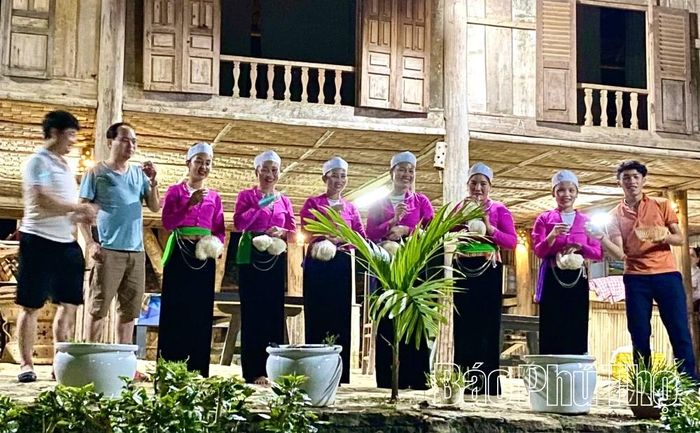 Người dân bản Ngòi - xã Mường Hoa biểu diễn văn nghệ và giao lưu đón du khách đến trải nghiệm văn hóa Mường.