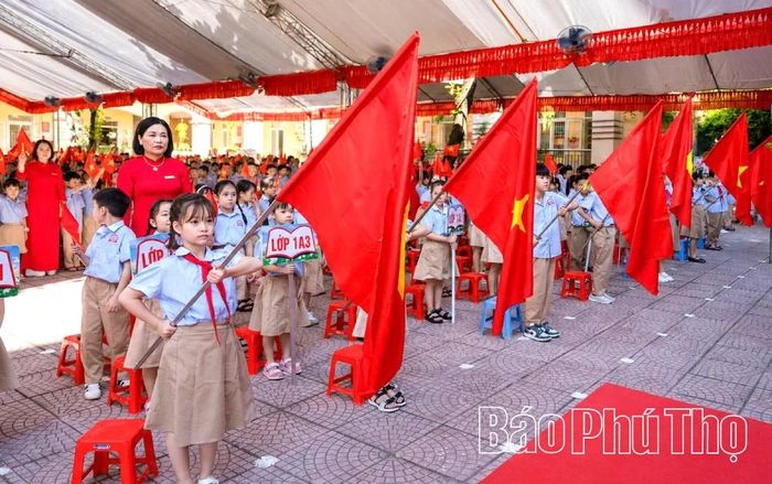 Học sinh lớp 1 Trường Tiểu học Lê Văn Tám (phường Hòa Bình) trong ngày khai trường.