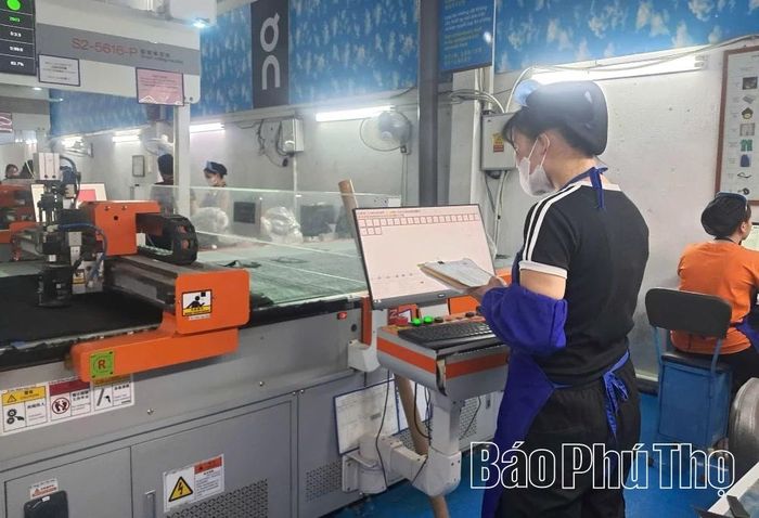 Công nhân Công ty cổ phần Giày Vĩnh Yên ứng dụng công nghệ kiểm tra kỹ thuật độ chính xác của sản phảm trước khi hoàn thiện.