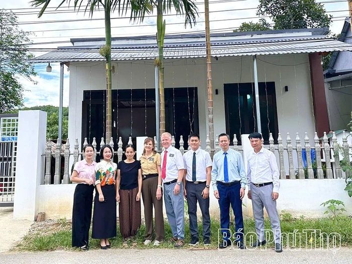 Bà Hoàng Thị Phương ở thôn Chiềng Đồng, xã Thu Cúc (thứ 3 từ trái qua) phấn khởi đón nhận ngôi nhà mới.